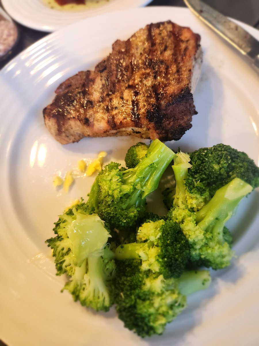 MrsIndyStyle's tweet photo. Grilled chops from the farm! #buylocal #foodie #farmfresh https://t.co/qJSjQmQbvO