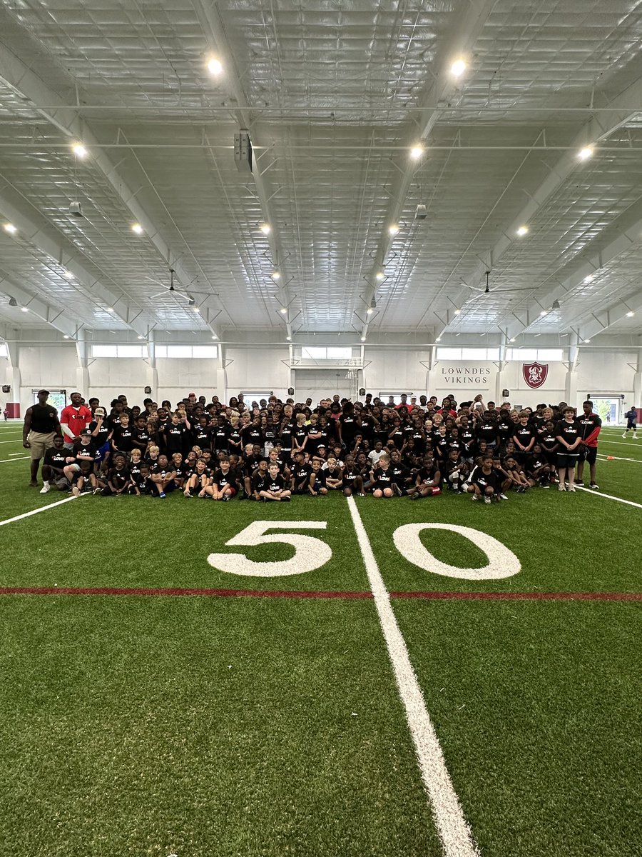 .@KennyKennyMoe3 and teammates headed to Valdosta, GA this past weekend for his @loveonefdn youth football camp! 🏈 📸: @CorbinTaylor00