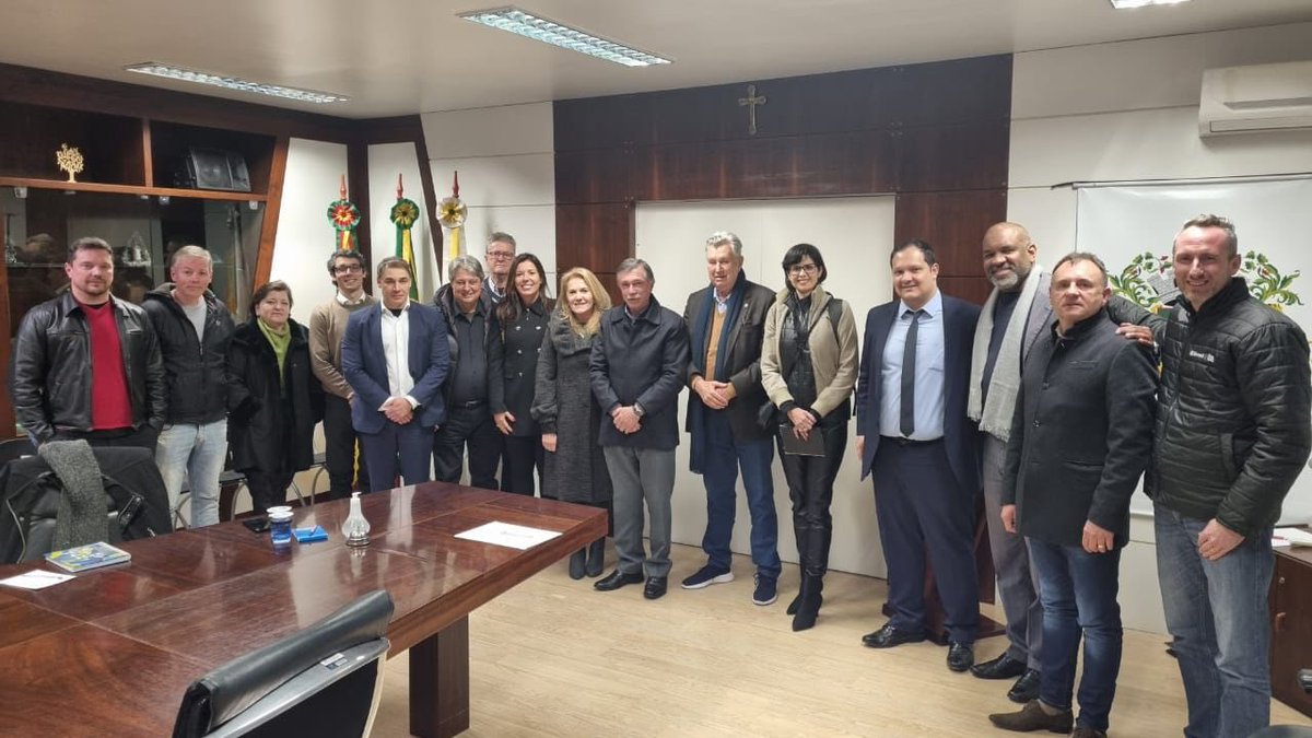 infrasaoficial's tweet photo. 📈 A Infra S.A. apresentou ao governo de Caxias do Sul (RS) os estudos sobre os investimentos necessários para a operação do novo aeroporto da Serra Gaúcha. 

O documento mostra que a concessão do aeroporto e da infraestrutura de acesso ao terminal será vantajosa ao município. https://t.co/RCydjTEnsl