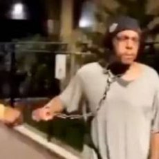 DefensaAnimal's tweet photo. 🧵👉🏻🚨Sujeto recibe una lección después de haber apuñalado a un perrito; el hombre fue encadenado y golpeado, en las imágenes se puede ver con una cadena en el cuello y de inmediato alguien tira de ella para llevarlo al piso,después... https://t.co/HtVTX8CzRQ