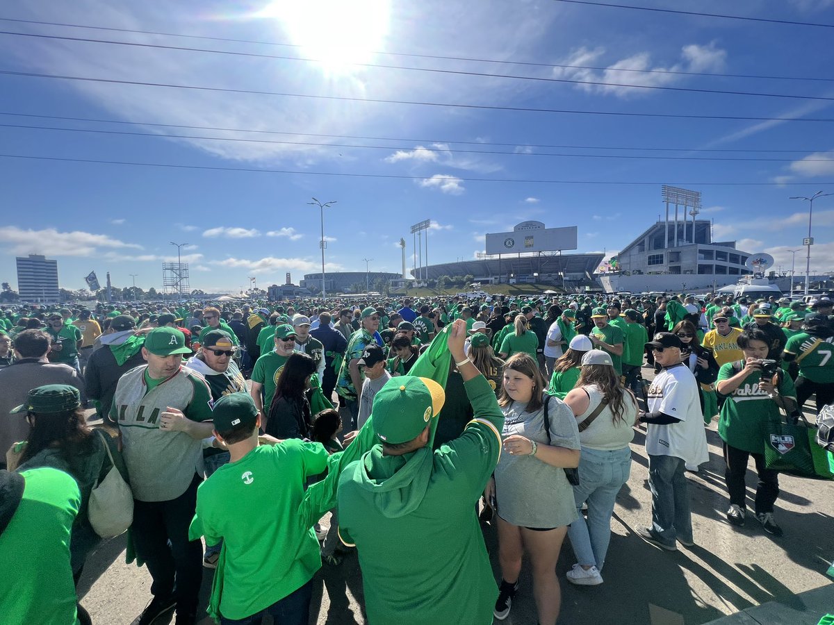 DmoWriter's tweet photo. This is how you reverse boycott.

Never seen anything like this 

#Athletics #SellTheTeam https://t.co/h5tp5FVnzm