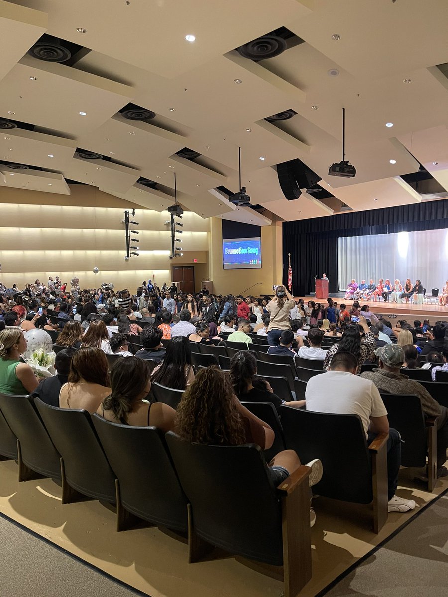 csl_msmax's tweet image. A big congratulations to our incredible 5th grade class and our 5th grade team!! We are so proud of our eagles!! 🦅🎓☺️