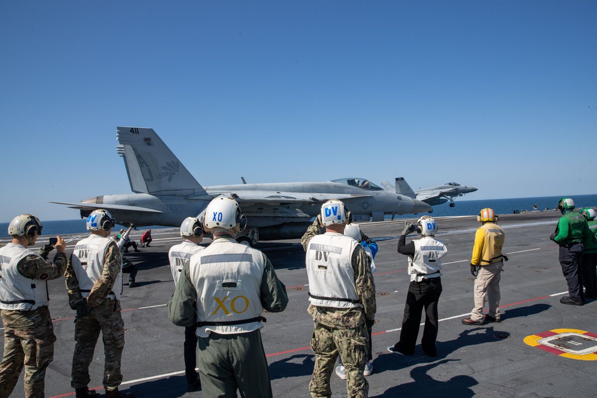 Velkommen ombord! 🇺🇸 🤝 🇩🇰 
#AlliesandPartners @USNavyEurope 

Danish distinguished visitors observe an F/A-18E Super Hornet launch on the flight deck of the world's largest aircraft carrier @Warship_78, June 10, 2023.