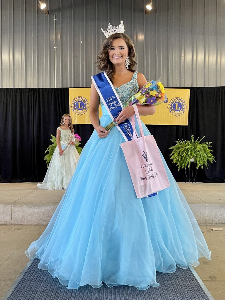 BluegrassFair's tweet photo. Congratulations Harlee Durbin, age 13, from Harrodsburg, crowned Miss Teen Bluegrass Fair tonight! 👑👸🏻#Lexington #LexKy #SharetheLex #BluegrassFair https://t.co/q36139aTBV