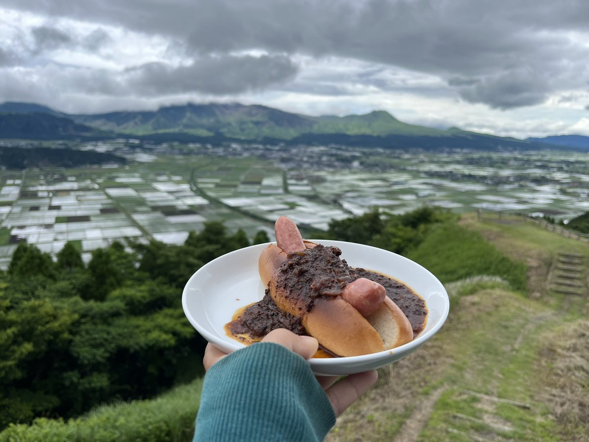 Michiko79065575's tweet photo. ホットドッグを食べながら、阿蘇の景色を眺める
いいスポット見つけたな
やっぱり高速で行くと、地域の魅力を見失いますね。
#阿蘇 #熊本県 #田舎暮らし https://t.co/A2imb4HqOl