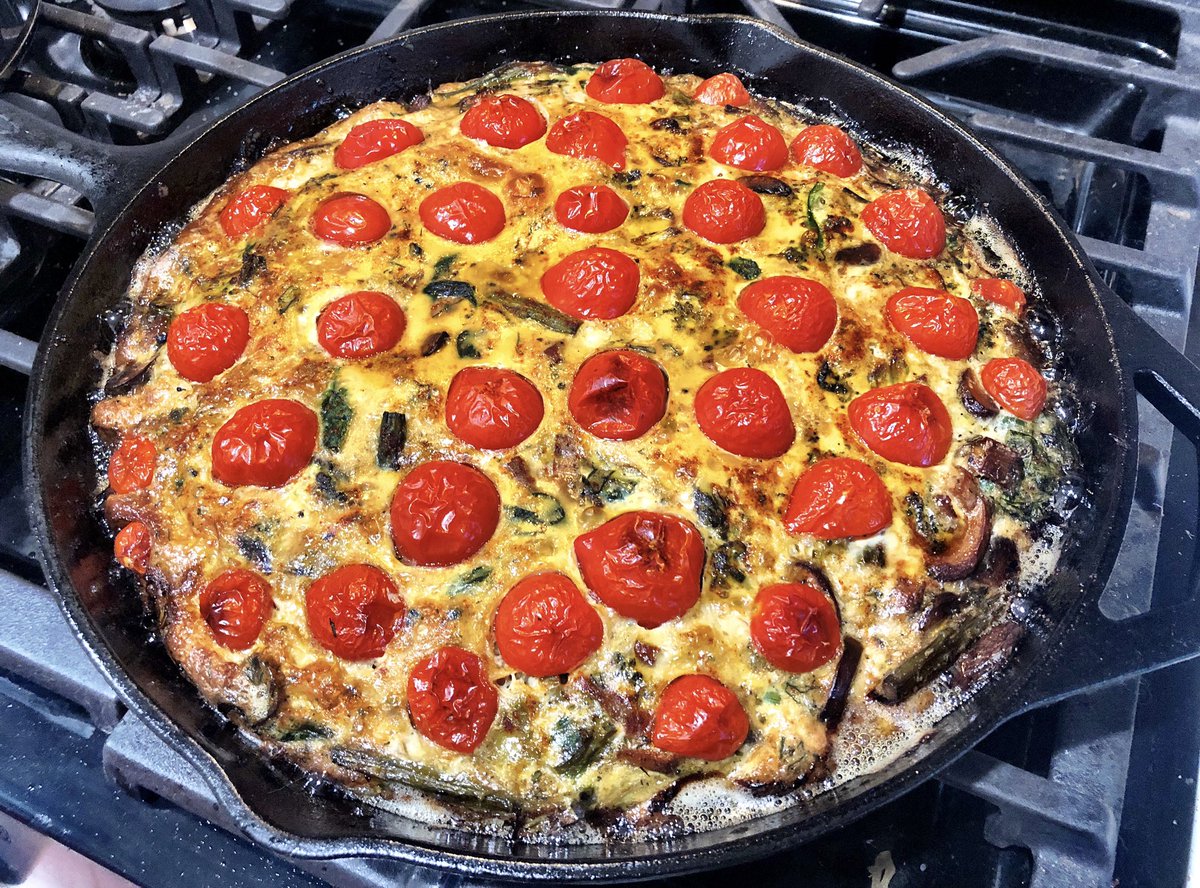 senior government sources are telling me that it’s “crustless quiche summer”

local eggs, fontina, gruyere, mushrooms, asparagus, onions and homegrown cherry tomatoes, basil, dill and thyme 

also hey @NeerajKAfood look I’m using cast iron!