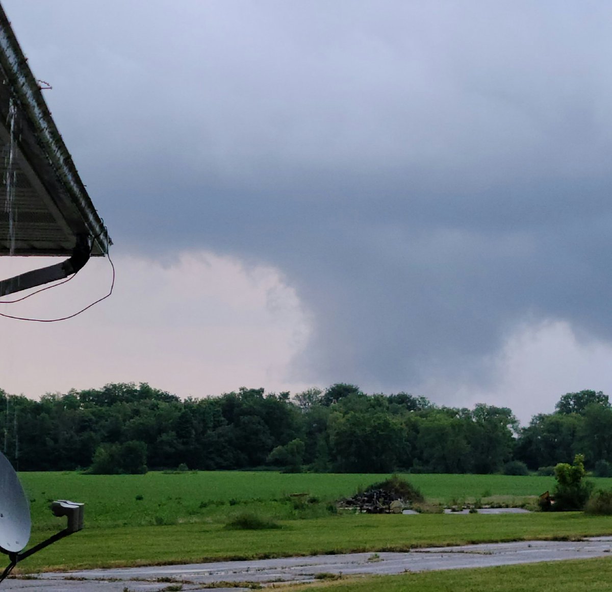 Been watching a possible funnel cloud developing North of Woodstock East of Hwy 59 and south of 33 #onstorm #woodstock