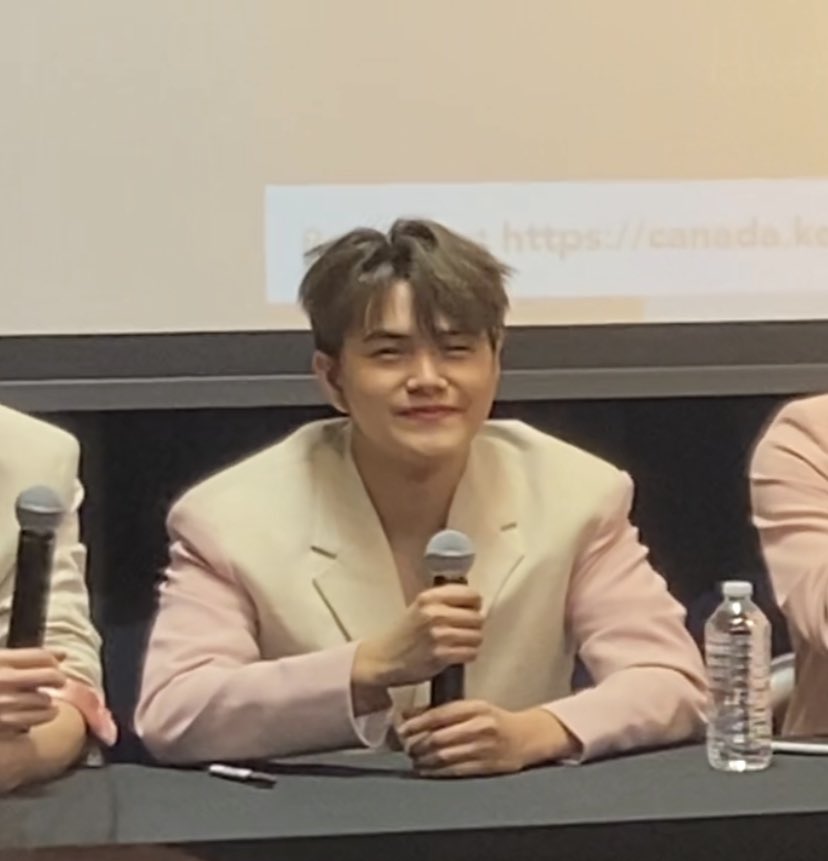 shini_exe's tweet photo. Here’s the beginning of the thread for the Fanmeet!!! I’ll actually do a thread of pics then a thread of videos~ here we go kingmes 💕👑 https://t.co/LBg98wplkG