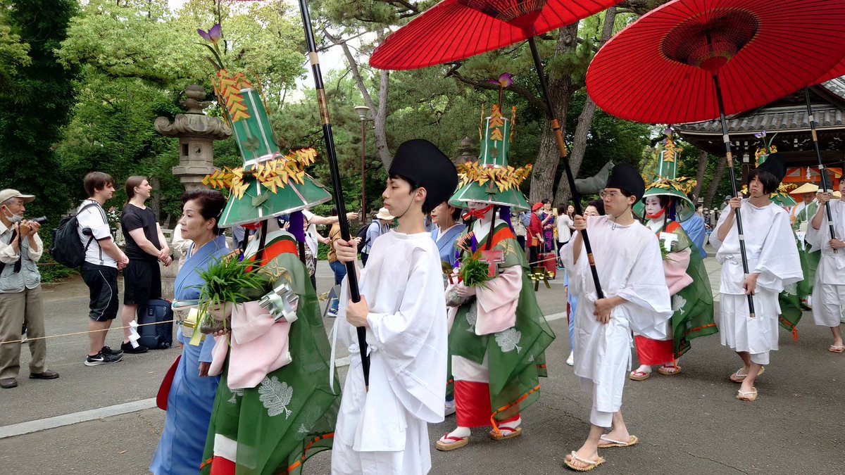 住吉大社のお田植え神事

毎年6月14日に行われる稲作の予祝神事であるが、住吉のお田植えはこの独特な「植女」の装束。緑の水干を纏い高い花笠を深く被る。神前より稲穂を受けて田植え女に橋渡しする役目である。個人的にメガテンやペルソナ感があってかっこよくてとても見たかったのです。