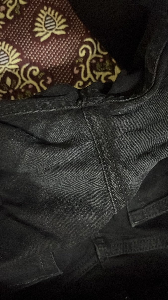 ParakhMoksh's tweet photo. Pathetic cloth quality 
Only after 2 wash white spots can be seen in the jeans 
What to do with it?
Will it be exchanged 
@WestsideStores 
#worstquality https://t.co/pD3lCHVPJf
