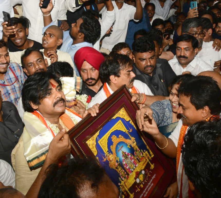 JanaSenaParty's tweet photo. అన్నవరం సత్యదేవుని సన్నిధిలో జనసేన అధినేత శ్రీ @PawanKalyan గారు.

#VarahiVijayaYatra https://t.co/1IieP6ZmA8
