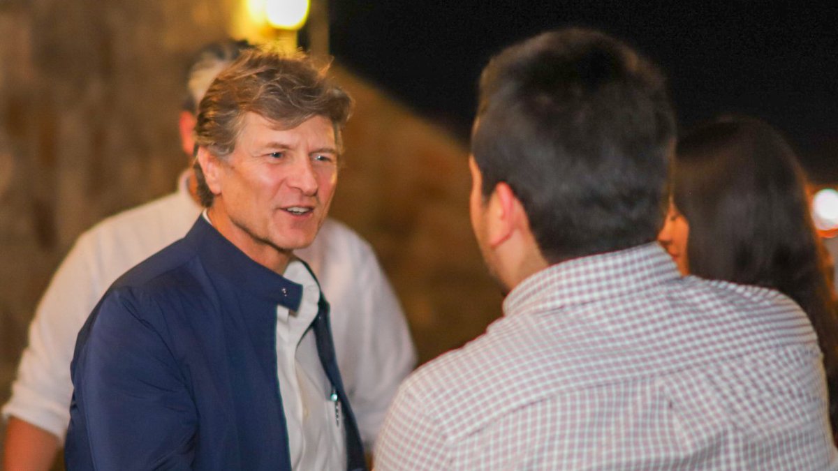 edelamadrid's tweet photo. Gracias a mis amigos del PAN en #Chihuahua y muy en especial al presidente del @CDEPANChih, Gabriel Díaz Negrete, por recibirme con una carnita asada. Para lograr una alianza fuerte y ganadora tenemos que construir acuerdos desde hoy, sólo así podremos crear #ElMejorMéxicoPosible https://t.co/48iNIaV22C