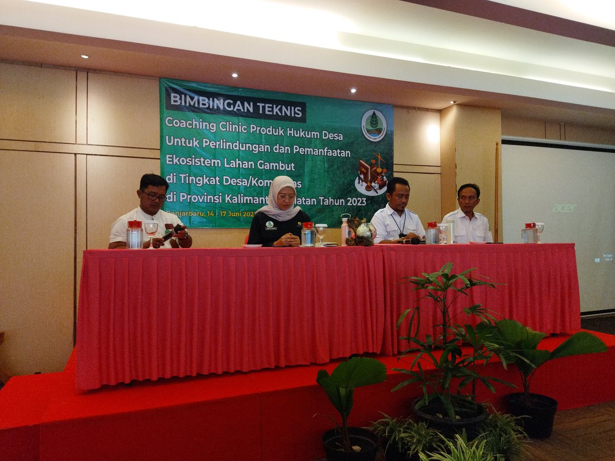 MitraGambut's tweet photo. Hanifah Dwi Nirwana, Kepala Dinas Lingkungan Hidup Provinsi Kalimantan Selatan selaku Ketua Harian Tim Restorasi Gambut Daerah membuka Bimbingan Teknis dan Coaching Clinic Produk Hukum Desa untuk Perlindungan dan Pengelolaan Ekosistem Gambut di Banjarbaru. https://t.co/Z8BGlj4DSW