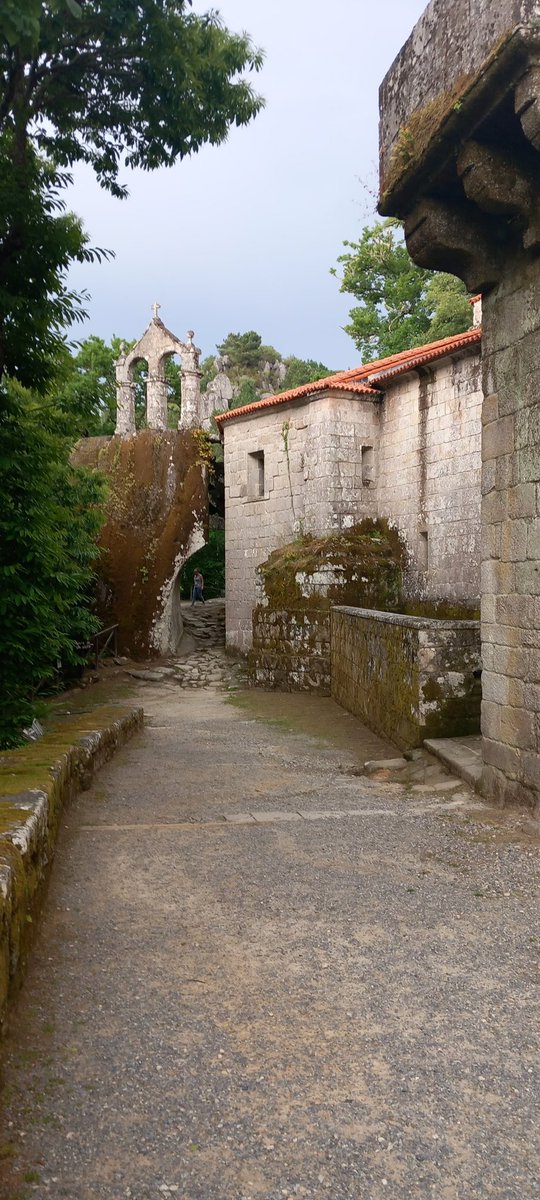 OscarNegredo's tweet photo. San Pedro de Rocas en la Ribeira Sacra. Fin de Semana Románico #FdSR de @amigosromanico https://t.co/U3YCjQIzLb