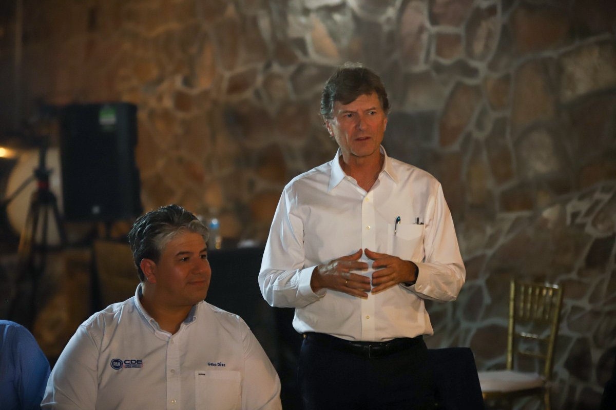 edelamadrid's tweet photo. Gracias a mis amigos del PAN en #Chihuahua y muy en especial al presidente del @CDEPANChih, Gabriel Díaz Negrete, por recibirme con una carnita asada. Para lograr una alianza fuerte y ganadora tenemos que construir acuerdos desde hoy, sólo así podremos crear #ElMejorMéxicoPosible https://t.co/48iNIaV22C