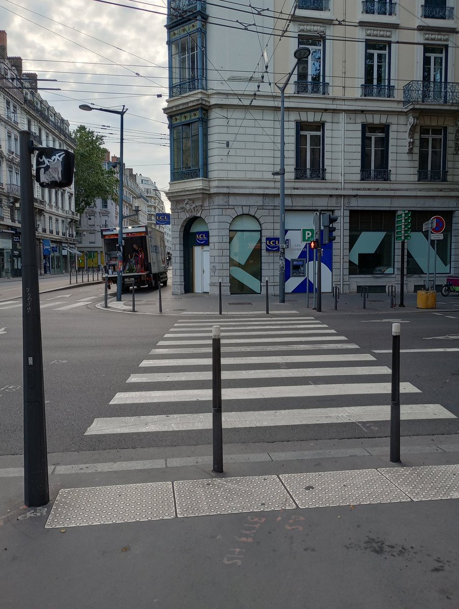 Contrairement aux idées reçues, ces #potelets que nous installons partout par défaut ne sont absolument pas obligatoires. Pire, ils entravent la circulation des #PMR #aveugles #malvoyants. Ils n'ont qu'un seul but : défendre contre le stationnement anarchique. Allons-y mollo.