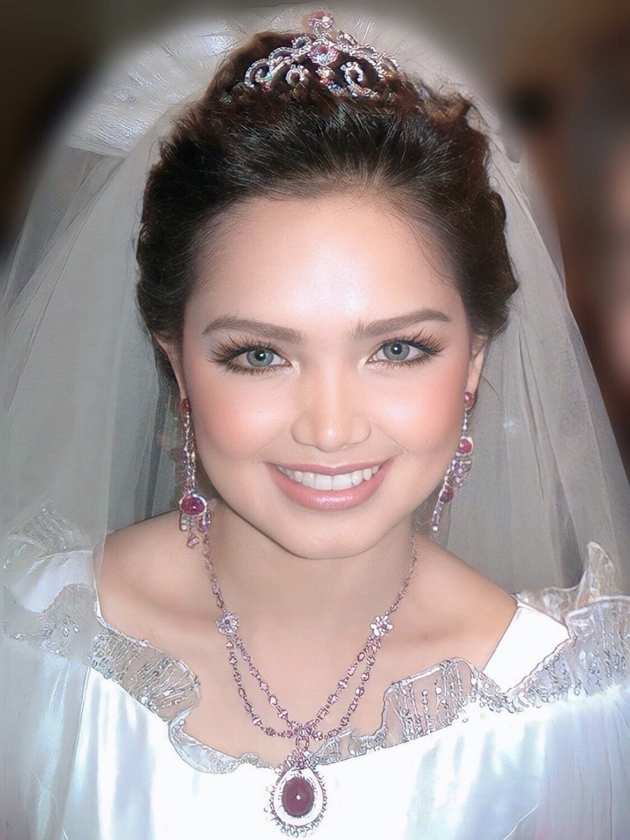 Wow yeke? Kalau betul, tak sia-sia investment wedding makeup RM20k MUA dari Indo pada tahun 2006.

Hasilnya selepas 17 tahun, masih nampak macam baru je majlis persandingan Siti Nurhaliza berlangsung.