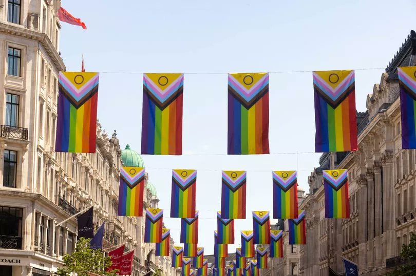 🌈🌈 Regent Street se transforma con banderas arcoíris mientras la ciudad se prepara para el #LondonPride

#Orgullo 

mylondon.news/whats-on/regen…
