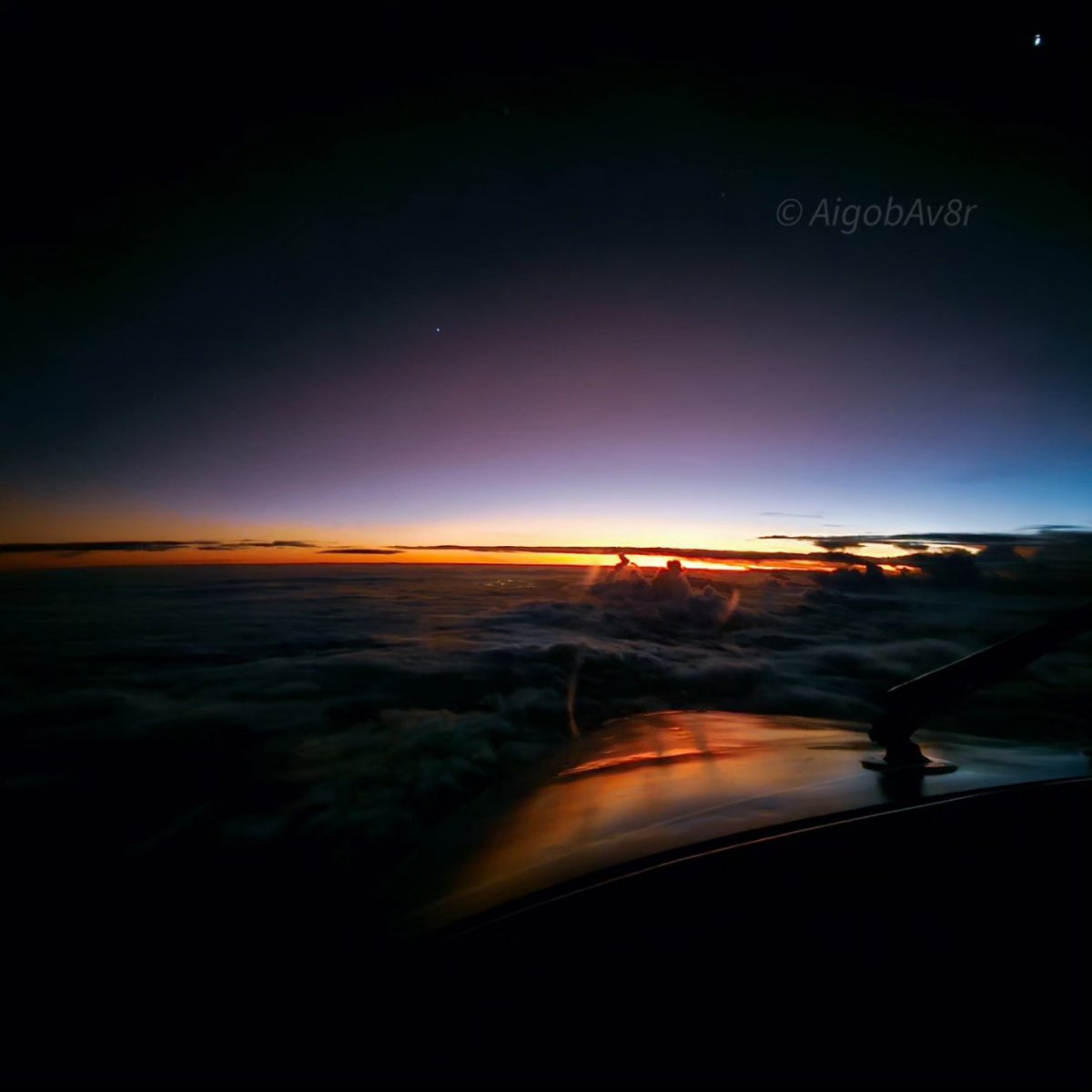 rayfrani's tweet photo. Just another day in the office!

#sunset #aviation #aviationphotography #kingair200 #png https://t.co/x3N55TzO4f