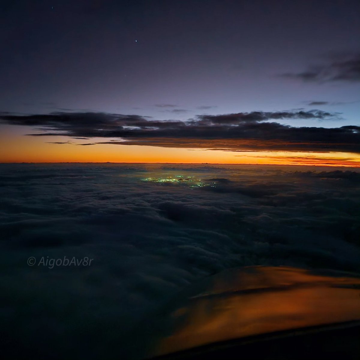 rayfrani's tweet photo. Just another day in the office!

#sunset #aviation #aviationphotography #kingair200 #png https://t.co/x3N55TzO4f
