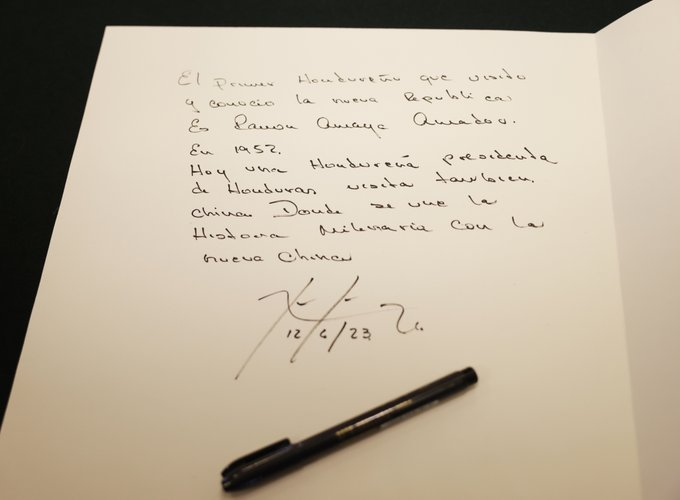 animals_h's tweet photo. El primer Hondureño que visitó y conoció la nueva República es Ramón Amaya Amador en 1952. Hoy una hondureña Presidenta de Honduras visita también China donde se une la historia milenaria con la nueva China. https://t.co/fxmT5KlrGX