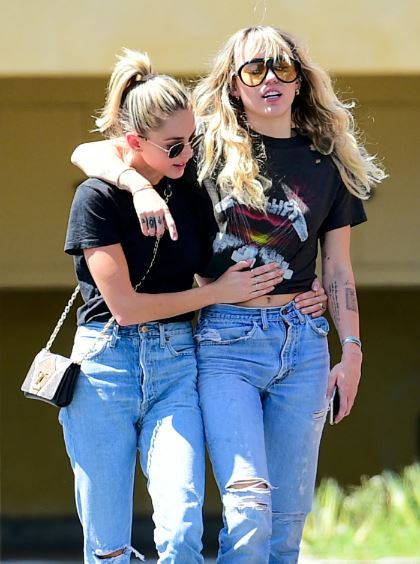 Miley Cyrus and Kaitlynn Carter were making out everywhere
https://t.co/ENNQohxmJZ
#mileycyrus https://t.co/SUUm88lFs9