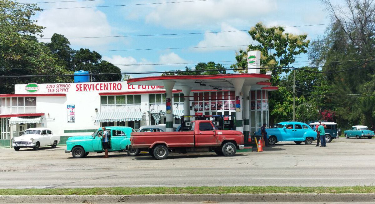 14ymedio's tweet photo. Unos 300 #almendrones hacen cola para #diésel en una gasolinera "exclusiva" de La Habana https://t.co/SdQAThbyvm
👉🏼El #límite para cargar en el servicentro El Futuro es de 100 litros solamente en depósito
👉🏼Este lunes entran en vigor las #nuevas_tarifas https://t.co/VYuYzivW4a
