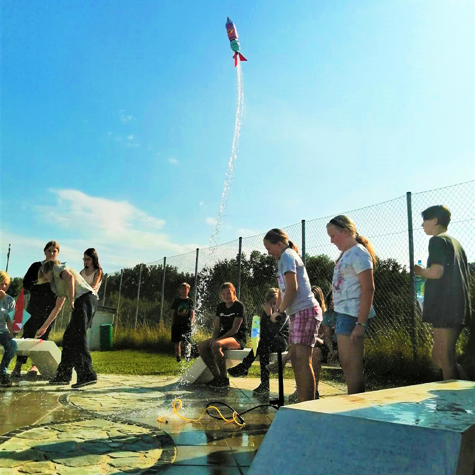 Anna Stoten, Stem Ambassador, uses our Water Rokit and loves to 'WOW' the children with the take-off!  It's brilliant every time.

ow.ly/wQXy50OFqs1

#wednesdaywisdom #education #stemlearning #stem #physics #outdoorfun #primaryschool #secondaryschool #newtonslaw #teachers