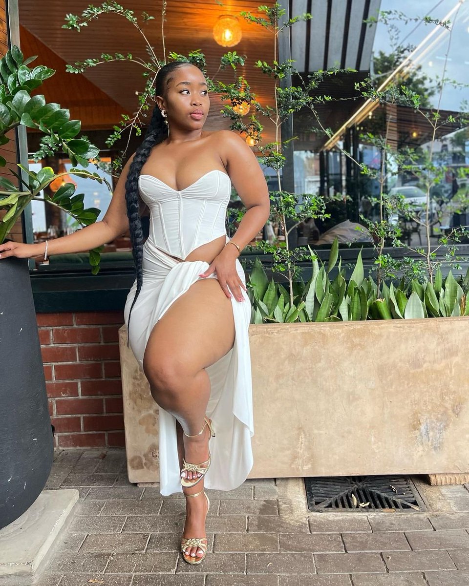 TaxiQueen3's tweet photo. I'm single.💯
#uMjoloWithAzola https://t.co/eA4HEOGllO