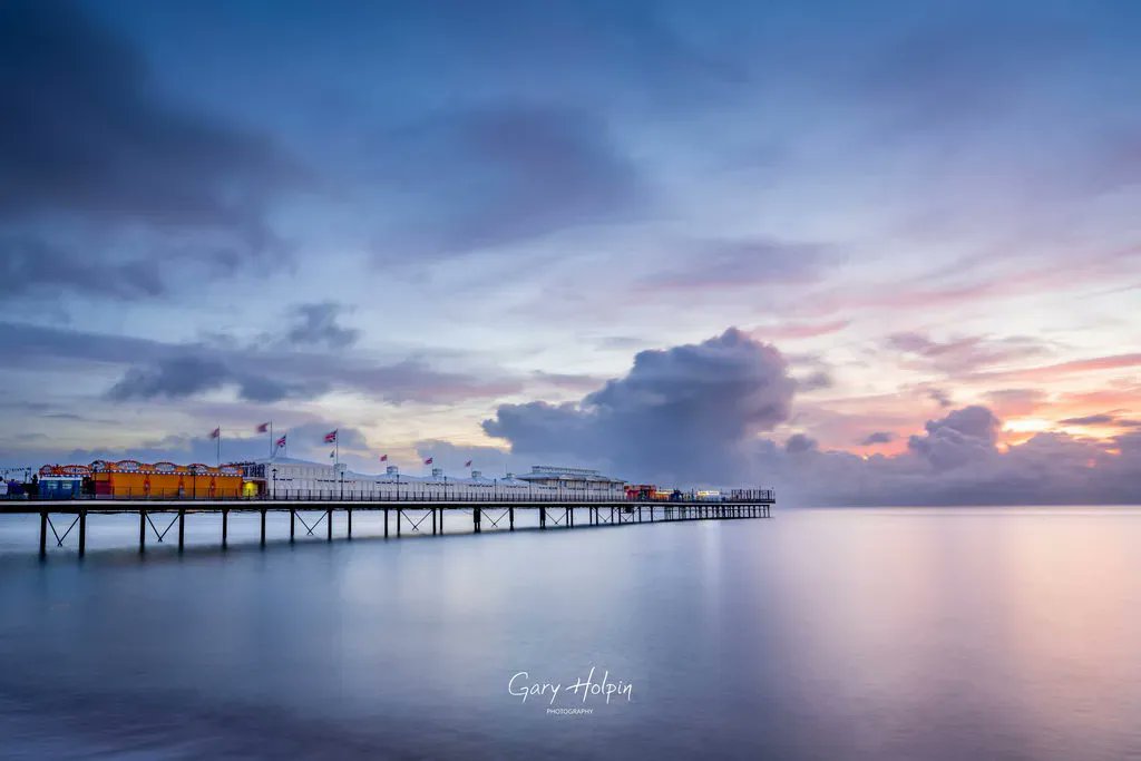 Morning! 😀 Next on 'smooth and silky' week is a long exposure shot of dawn over #Paignton Pier...

#Wednesdayvibe #ThePhotoHour #Lovedevon #Devonphotographer