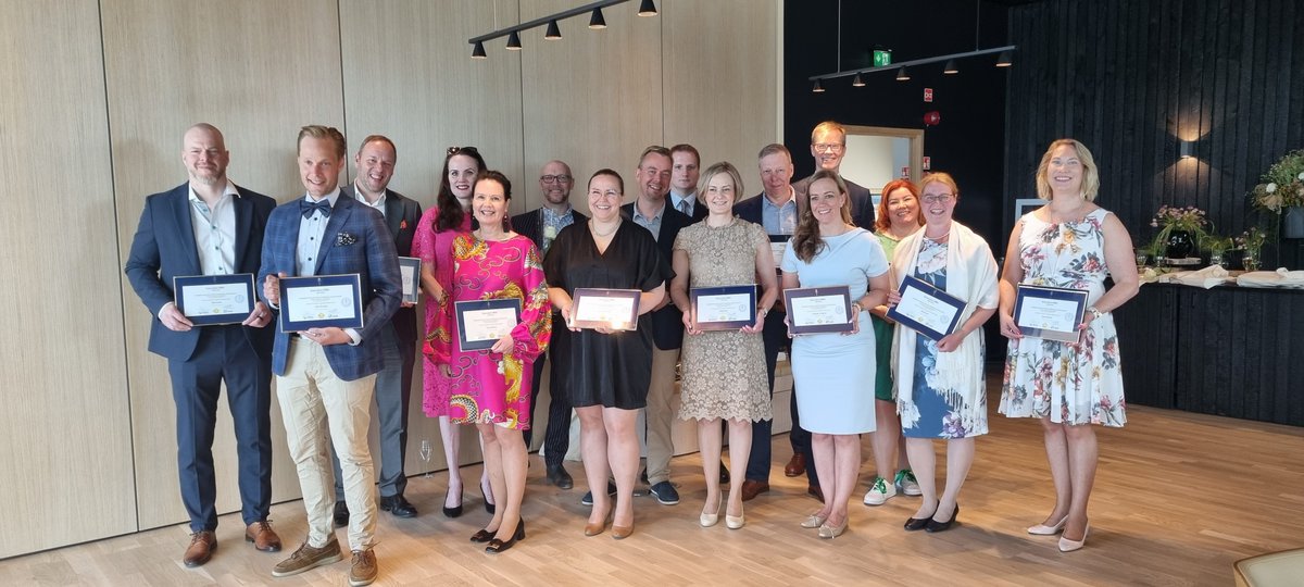 Lämpimät Onnittelut uusille #jyuemba ohjelmasta valmistuneille!! Suuret kiitokset yhteisestä matkasta, iloisiin tapaamisiin jatkossa alumnitilaisuuksissa #menestyjohtajana #johtaminen