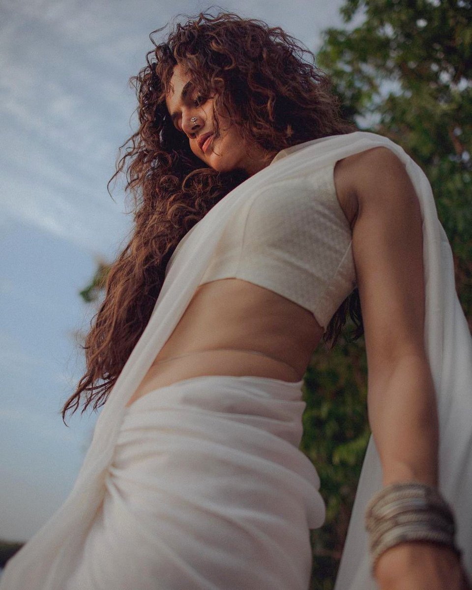 Tapsee
That Tight Hip chain 🥵