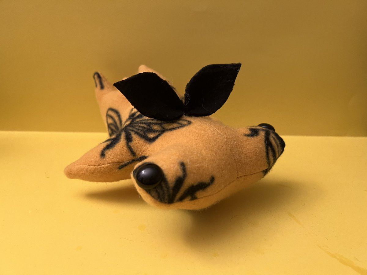 Buzz Buzz loves jigsaw puzzles and playing the harp.

This extra wonky baby is discounted to $20!

etsy.com/listing/148888…