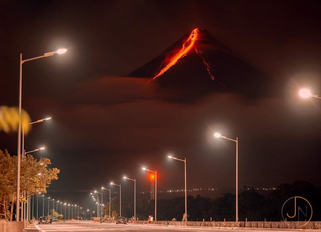 Dudeee the Mayon volcano looks eerily beautiful