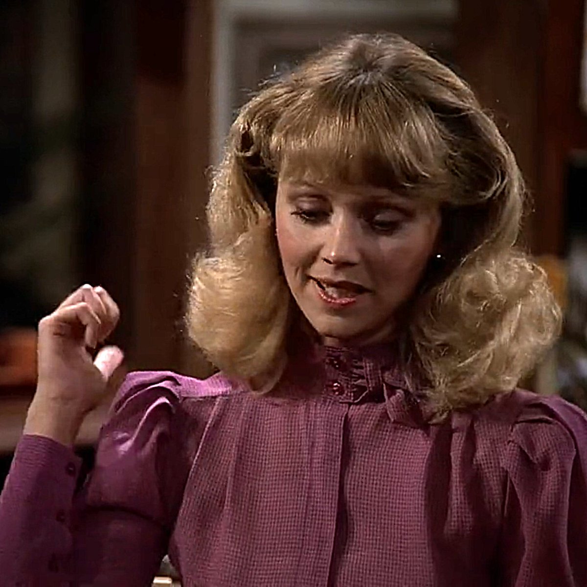 highcollars's tweet photo. Shelley Long (Cheers S1E10 Endless Slumper 1982) #highcollar #highneck #highneckblouse #highcollarblouse #blouse #80sblouse #buttonedup #2buttoncollar #80sfashion #purpleblouse #longcuffs #widecuffs #puffsleeves #tvshow #1982 #cheers #shelleylong https://t.co/WW9KfDfJQ9