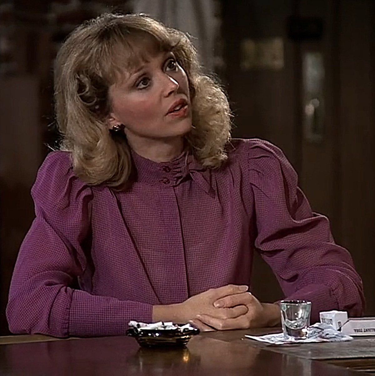 highcollars's tweet photo. Shelley Long (Cheers S1E10 Endless Slumper 1982) #highcollar #highneck #highneckblouse #highcollarblouse #blouse #80sblouse #buttonedup #2buttoncollar #80sfashion #purpleblouse #longcuffs #widecuffs #puffsleeves #tvshow #1982 #cheers #shelleylong https://t.co/WW9KfDfJQ9
