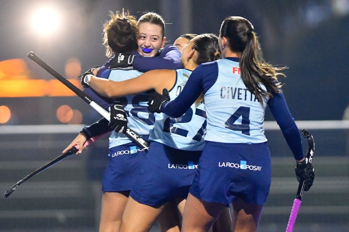 #hockey 
Tres Naciones
<a href="/CimarronasUru/">Cimarronas Hockey</a> 🇺🇾 1-0 a Chile 🇨🇱
Primer triunfo de la historia para Uruguay en Cancha Celeste. 
Se cortó una racha de 12 partidos sin ganarle a Las Diablas (9 derrotas/3 empates)
Gol de corto de Belu Barreiro. Por eso esa sonrisa. Buena surfer!
📷<a href="/pincheleo/">Leonardo Carreño</a>