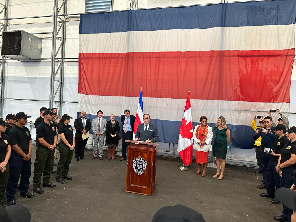 CanEmbCRHNNI's tweet photo. About to take off: Costa Rican firefighters 🚒 are flying to Canada today to help with the forest fires.

THANK YOU to Costa Rica for your solidarity in this time of need. 

🇨🇦🌳🇨🇷 https://t.co/m3WmbYAAs1