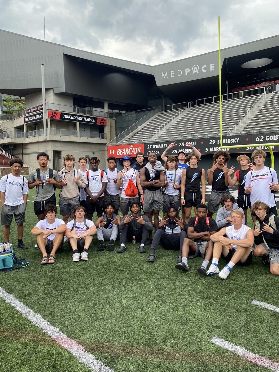 These Flashes had a good day at University of Cincinnati football camp today! Thanks to all the <a href="/GoBearcatsFB/">Cincinnati Football</a> coaches and players for coaching them up! #WeAreFlashes #ChargeUp⚡️