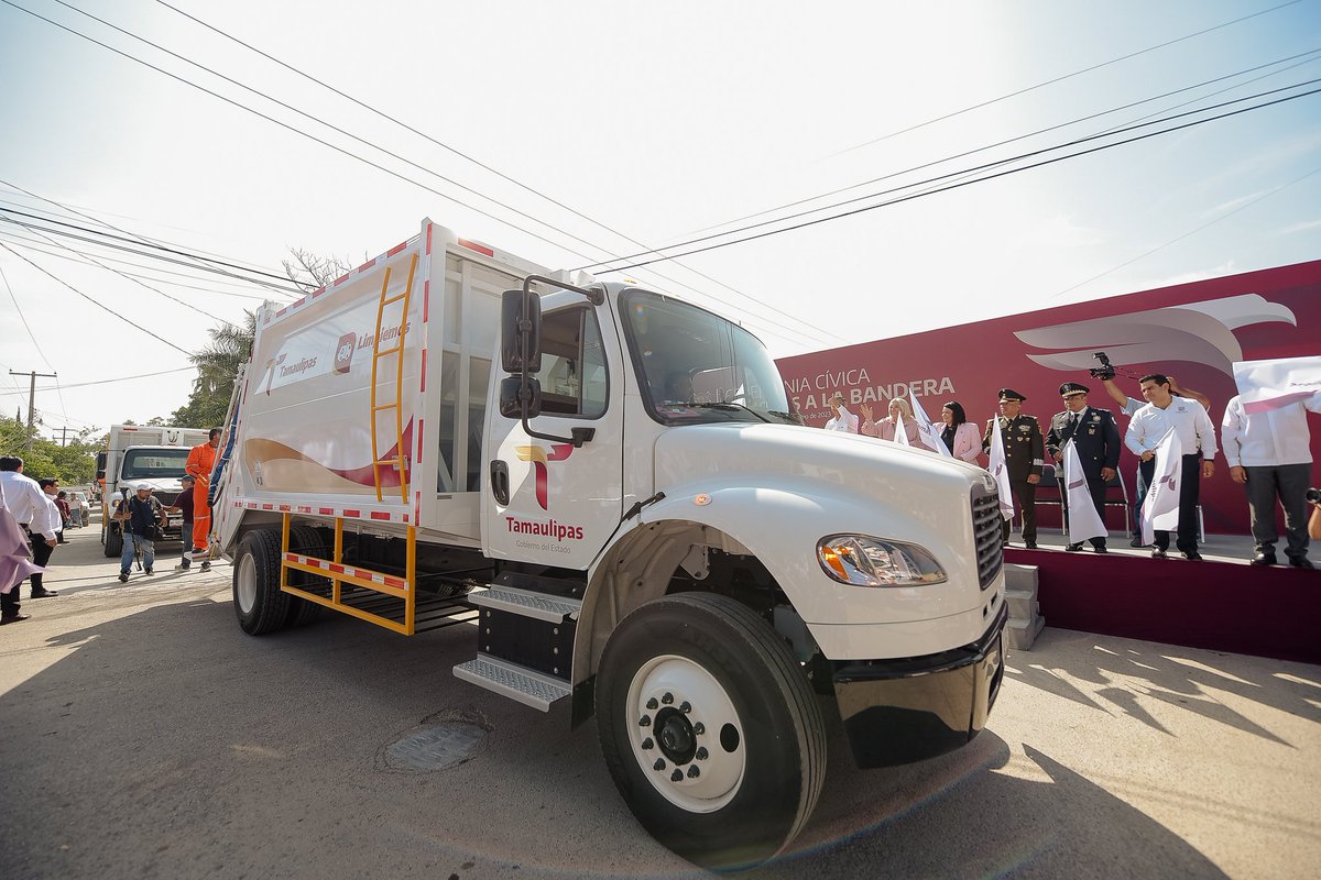 Esta mañana entregamos 12 nuevos camiones recolectores de basura que darán servicio a los habitantes de #CiudadVictoria. 

Esto es posible gracias al compromiso cumplido del gobernador <a href="/Dr_AVillarreal/">Américo Villarreal</a> al crear el Fondo de Capitalidad el cual tengo el honor de presidir.
