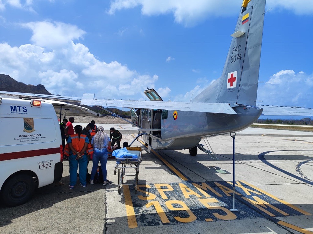 FuerzaAereaCol's tweet photo. Misión de traslado aeromédico en el archipiélago, benefició a dos mujeres de 18 y 63 años, quienes requerían atención especializada en un centro médico de mayor nivel en la isla de #SanAndrés.
➡️ https://t.co/TmfeqKstgK
#MiFuerzaAérea🇨🇴 #AdAstra🚀#GACAR #HechosConAmor https://t.co/ou9x7lHjK1