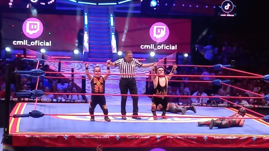 LaTijeraLucha's tweet photo. Arrancan las acciones en los #MartesDeArenaMexico, en un intercambio de dominio, los "ruditos" #Chamuel, #Atomo y #Mije logran vencer a #MicroGemeloDiabloI, #MicroGemeloDiabloII y #MicroSagrado para dejar la lona "caliente" con su gran trabajo entre lances y castigos...
#latijera https://t.co/KOo6zaeGDd