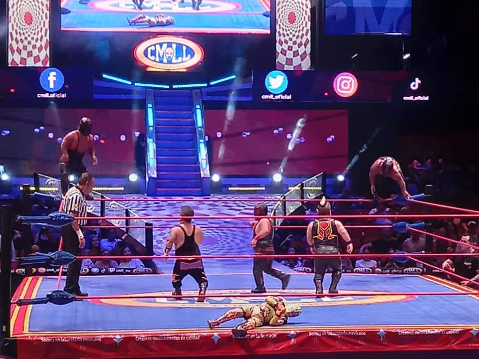 LaTijeraLucha's tweet photo. Arrancan las acciones en los #MartesDeArenaMexico, en un intercambio de dominio, los "ruditos" #Chamuel, #Atomo y #Mije logran vencer a #MicroGemeloDiabloI, #MicroGemeloDiabloII y #MicroSagrado para dejar la lona "caliente" con su gran trabajo entre lances y castigos...
#latijera https://t.co/KOo6zaeGDd