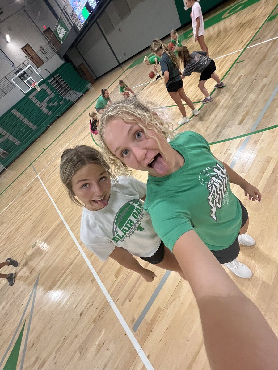 LadyFlcnHoops's tweet photo. Day 1 of camp complete!! Lots of learning and fun! 🏀🏀🏀 https://t.co/bTRJPITh3T