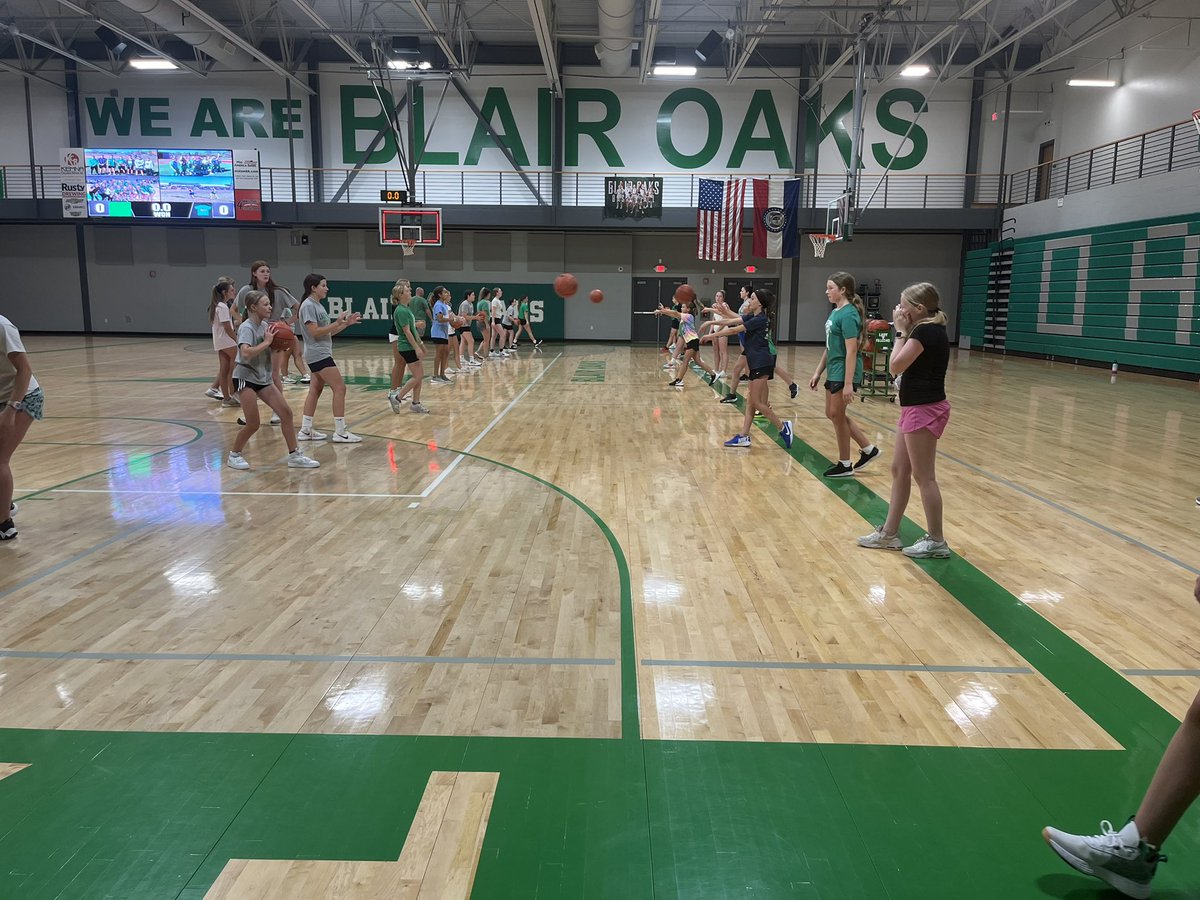 LadyFlcnHoops's tweet photo. Day 1 of camp complete!! Lots of learning and fun! 🏀🏀🏀 https://t.co/bTRJPITh3T