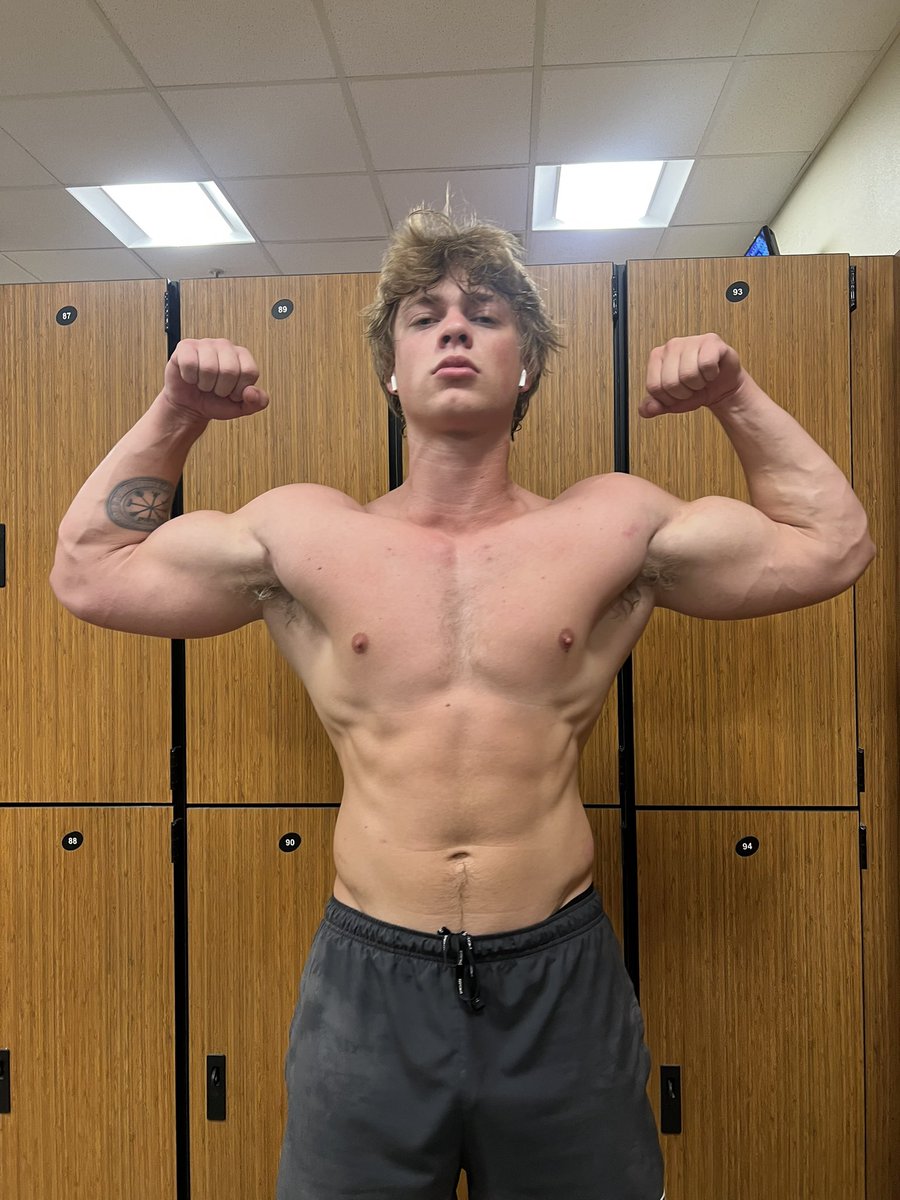 𝗛𝗼𝘁 𝗚𝘂𝘆𝘀 𝗔𝗿𝗺𝗽𝗶𝘁𝘀 on Twitter: "RT @dirtydawz: This is my locker room 😈"