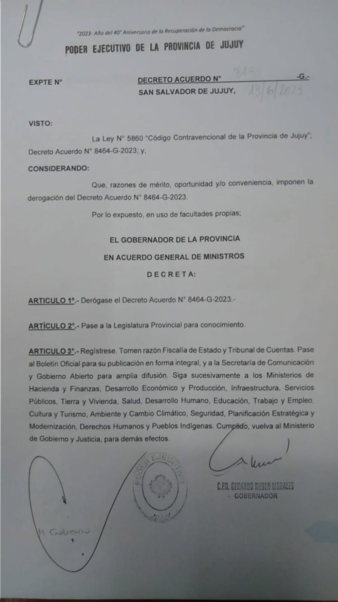 Ale_Bodart's tweet photo. #Jujuy un primer triunfo de la movilización 

El señor feudal Morales ya no puede hacer lo que quiere. La fuerza imparable de la movilización tumbó el decreto que amenazaba con despedir a docentes y estatales por luchar por sus derechos. Ahora más que nunca: Abajo la reforma antidemocrática de la Constitución! Arriba los salarios!