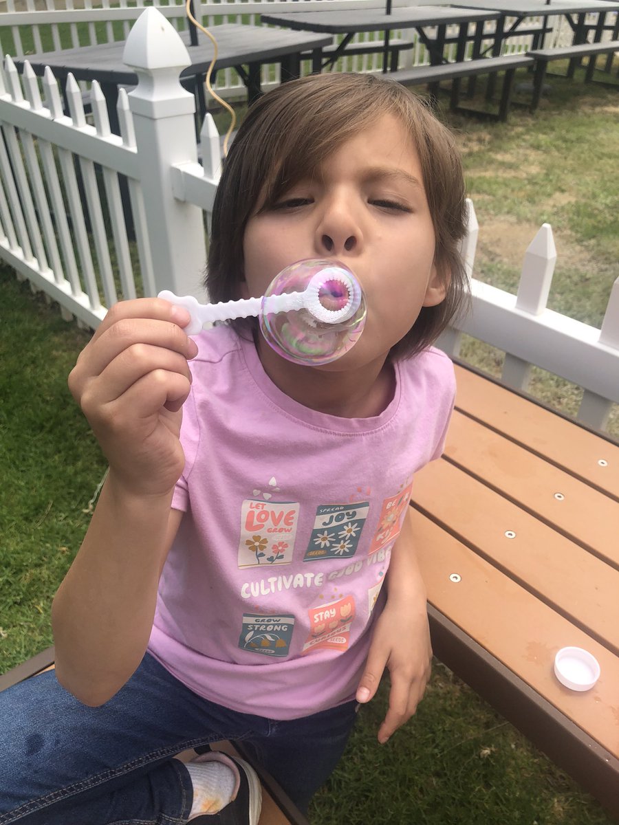 StewartBobcats's tweet photo. We are having an amazing last week of school!  Today included many fun game rotations courtesy of our 5th graders at Field Day. We finished the day with some bubble fun! @BanyanBobcats https://t.co/tcX1muFBZe