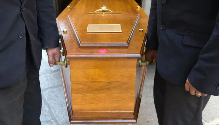 worldwideforums's tweet photo. "Incredible story unfolds as woman found breathing in her own coffin during Ecuadorian wake. A shocking wake horror turned miraculous."
#Miracle #WakeHorror #Ecuador #WWF 
https://t.co/McaLyCuhzV https://t.co/mp9vs4OSvB