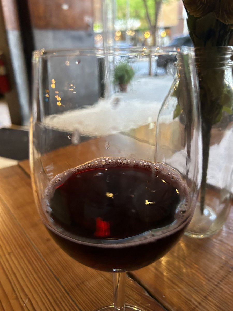 Summer+pizza =Lambrusco 🇮🇹
#emiliaromagna #lambrusco #italianwine #asburypark #sparkling